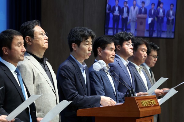 ▲ 윤건영 더불어민주당 의원이 1일 오전 서울 여의도 국회 소통관에서 열린 '문재인 전 대통령 수사 관련 문재인 정부 청와대 및 내각 출신 민주당 의원 기자회견'에서 발언을 하고 있다. /뉴시스