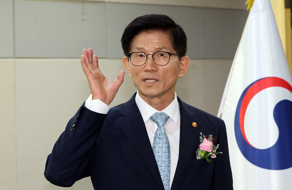 ▲ 대화하는 김문수 고용노동부 장관. /뉴시스