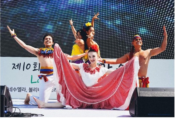 ▲ 지난해 열린 축제에서 콜롬비아 포크댄스가 펼쳐지고 있는 모습.