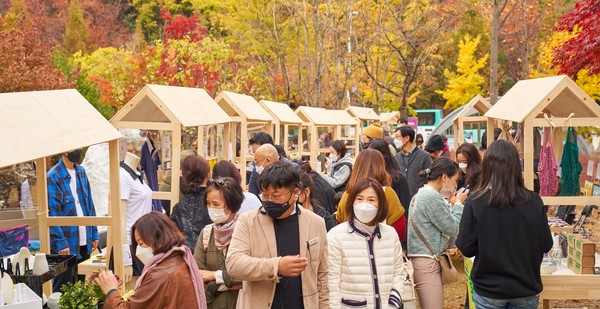 ▲ 지난 2020년 9월 광명업사이클아트센터에서 개최됐던 첫 번째 '환상마켓'에서 시민들이 친환경 제품을 구경하는 모습.