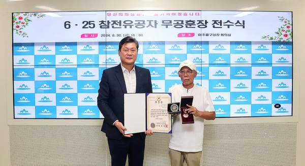 ▲ (왼쪽부터) 이영훈 미추홀구청장과 故 김재선 하사의 장남 김종호 씨.