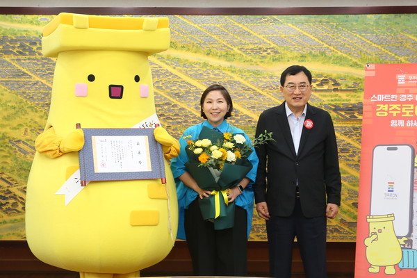 ▲  주낙영 경주시장이 캐릭터 ‘첨성이’를 경주시 공식 관광 앱 ‘경주로온(ON)’의 홍보 부장으로 위촉한 후 기념 촬영을 하고 있다.