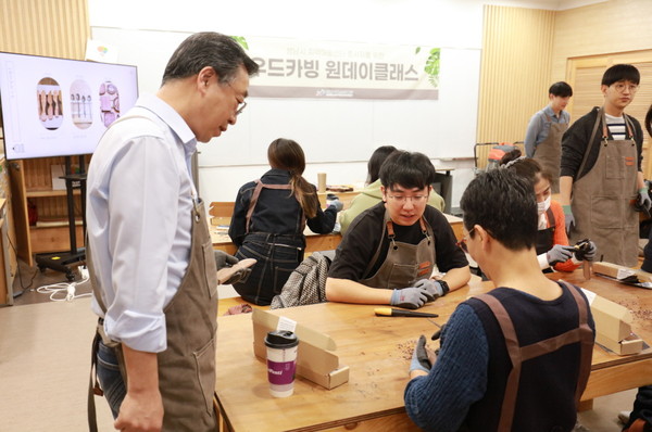 ▲ 우드카빙 원데이클래스 진행 모습.