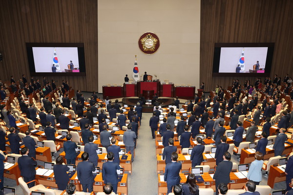 ▲ 2일 서울 여의도 국회에서 열린 제22대 국회 개원식 겸 제418회 국회(정기회) 개회식에서 여야 의원들이 국민의례를 하고 있다. /뉴시스