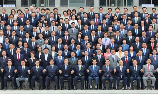 ▲ 2일 오후 서울 여의도 국회에서 열린 제22대 국회 개원식 겸 9월 정기국회 개회식을 마치고 우원식 국회의장을 비롯한 여야 의원들이 기념촬영을 하고 있다. /뉴시스
