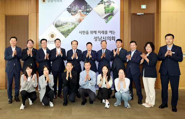 ▲ 성남시의회, 음성군의회 벤치마킹 방문 기념촬영.