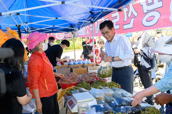 ▲ 추석맞이 직거래장터를 찾아 지역특산품을 구매하는 이기재 구청장.