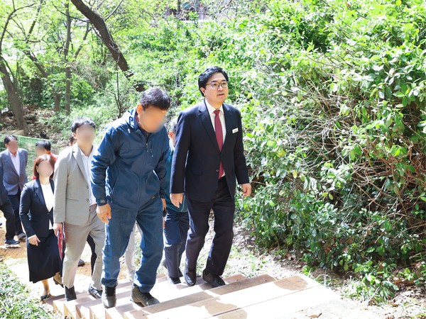 ▲ 지난 4월 박일하 동작구청장이 서울 까치산 공원 정비사업 현장을 점검하고 있다.
