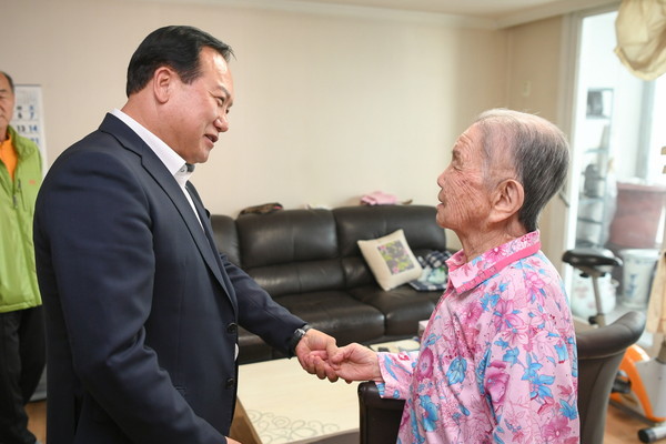 ▲ 이권재 오산시장이 관내 노인을 찾아 위문하고 격려하고 있다.