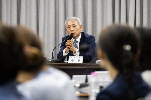 ▲ 윤환 계양구청장이 간담회에서 구민과 소통하고 있다.