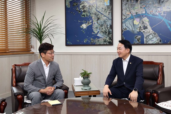 ▲ 김찬진 인천동구청장(오른쪽)과 김재철 인천해수청장이 이야기를 나누고 있다.