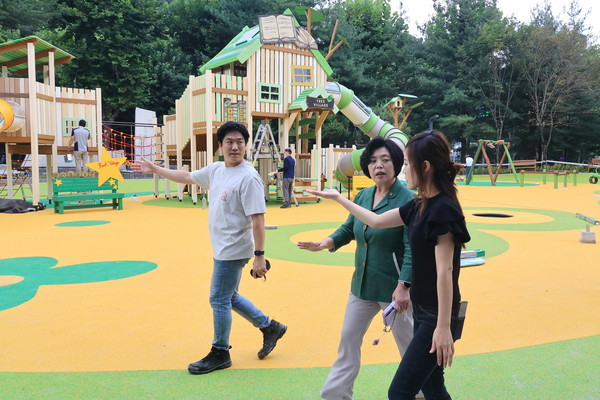 ▲ 신계용 과천시장이 에어드리공원 환경조성사업 준공을 앞두고 현장 점검을 하고 있다.