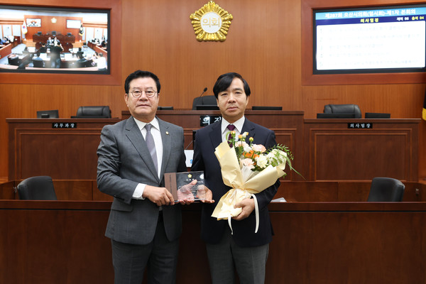 ▲ 제287회 오산시의회 임시회 명예의장 강성영 한신대학교 총장 위촉식.