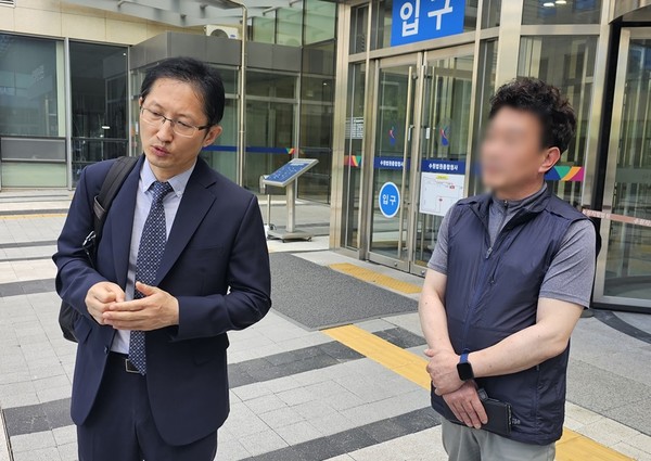 ▲ 윤씨의 형과 법률대리인 박준영 변호사가 취재진 앞에서 발언하고 있는 모습. /뉴시스
