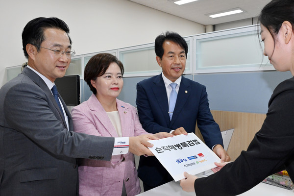 ▲ 박성준(왼쪽부터) 더불어민주당, 정춘생 조국혁신당 윤종오 진보당 의원이 3일 오후 서울 여의도 국회 의안과에 야 5당이 공동발의한 순직해병특검법안을 제출하고 있다. /뉴시스