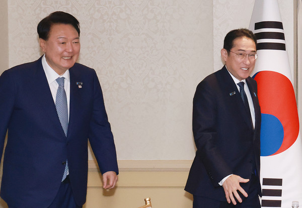 ▲ 북대서양조약기구(NATO·나토) 75주년 정상회의에 참석한 윤석열 대통령이 10일(현지시각) 미국 워싱턴DC 윌러드 인터콘티넨탈 호텔에서 열린 한일 정상회담에서 기시다 후미오 일본 총리와 기념촬영을 위해 이동하고 있다. /뉴시스