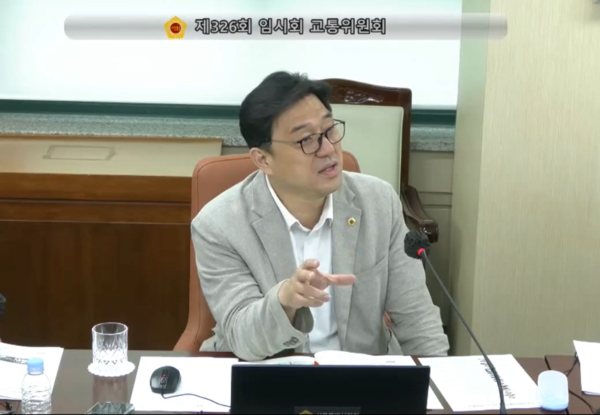 ▲ 정준호 의원이 제326회 임시회 교통위원회 도시기반시설본부 도시철도국 소관 업무보고회에서 발언하고 있다.