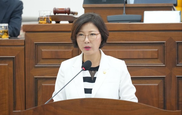 ▲ 하남시의회 정혜영 의원이 2일 열린 하남시의회 제334회 임시회 제1차 본회의에서 5분 자유발언을 통해 하남시 도로보수원과 준설원의 직군 상향과 인력 충원을 촉구했다.