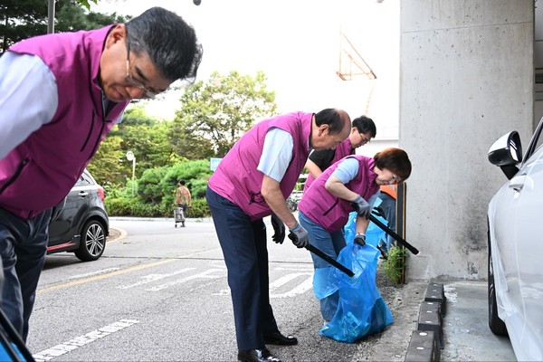 ▲ 박형덕 동두천시장이 시청 환경보호과 직원들과 추석맞이 환경정화 봉사활동을 실시하고 있다.