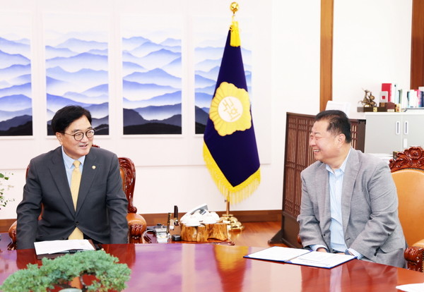 ▲ 김경일 파주시장(오른쪽)이 우원식 국회의장을 만나 RE100 무역장벽 극복 위한 정책 건의를 하고 있다.