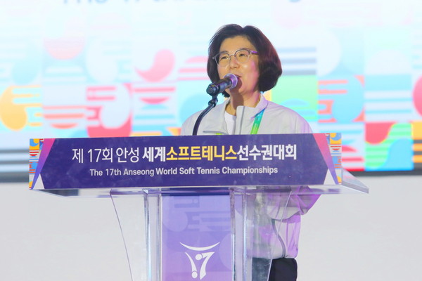▲ 김보라 안성시장이 안성세계소프트테니스선수권대회 개회식에서 개회 선언을 하고 있다.