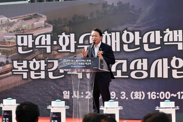 ▲ 김찬진 인천동구청장이' 만석·화수 해안산책로 연계 복합건축물 착공식'에서 기념사를 하고 있다.