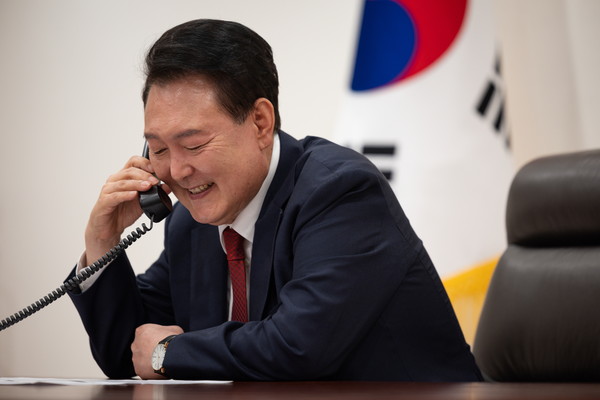 ▲ 윤석열 대통령, 페트르 피알라 체코 총리와 통화하는 모습. /뉴시스