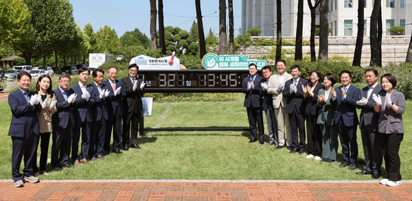 ▲ 4일 오전 서울 여의도 국회 본청 앞 잔디밭에서 열린 기후위기시계 이전 제막식에서 우원식 국회의장과 추경호 국민의힘, 박찬대 더불어민주당 원내대표 등 참석자들이 기념촬영을 하고 있다. /뉴시스