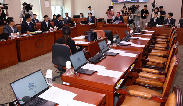 ▲ 4일 오전 서울 여의도 국회에서 열린 법제사법위원회 전체회의에서 채해병 특검법 상정에 반대하며 불참한 국민의힘 의원들의 자리가 비어있다. /뉴시스