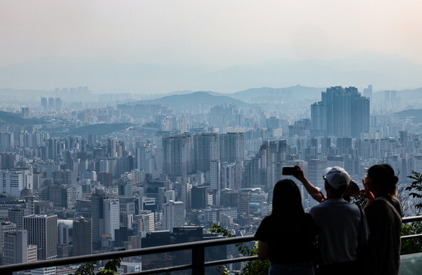 ▲ 지난달 20일 서울 중구 남산에서 서울 시내 아파트와 주택 단지가 보이고 있다. /뉴시스