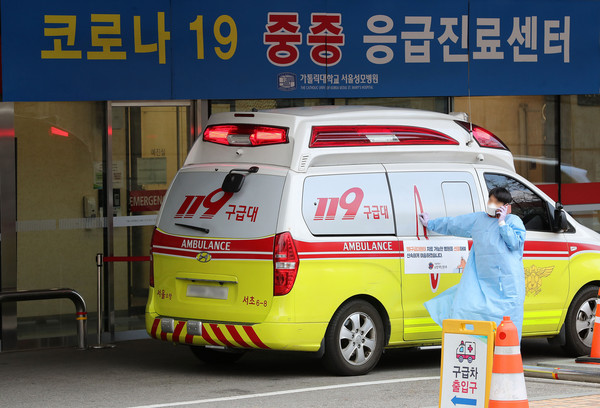 ▲ 지난 2021년 24일 오후 서울 서초구 가톨릭대학교 서울성모병원 응급의료센터에서 119구급 대원이 이송한 환자를 재이송할 수 있는 다른 병원을 알아보고 있다. /뉴시스