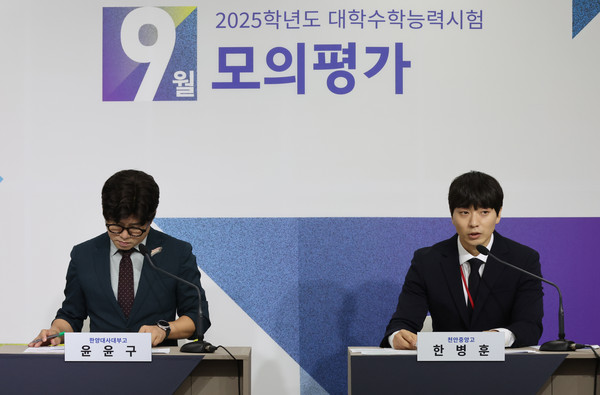 ▲ 윤윤구(한양대 사대부고, 왼쪽), 한병훈(천안중앙고) EBS 현장교사단이 4일 세종시 정부세종청사에서 2025학년도 대학수학능력시험 9월 모의평가 국어영역의 출제경향을 설명하고 있다. /뉴시스