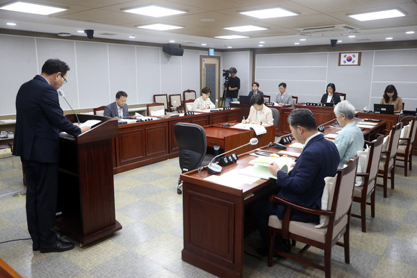 ▲ 수원시의회 기획경제위 안건심사 모습.
