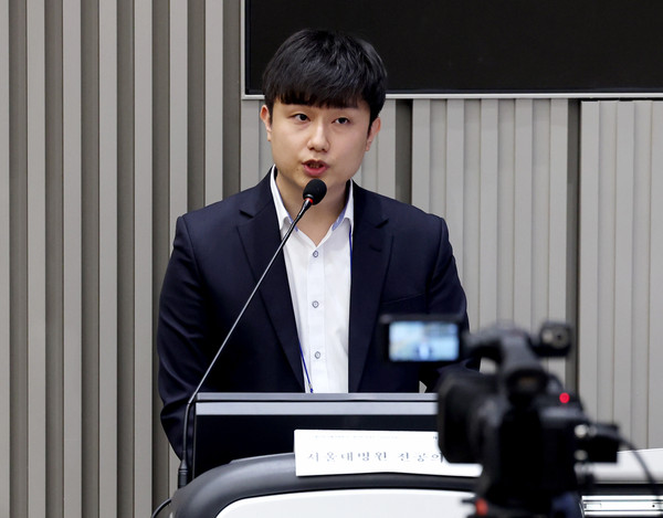 ▲ 박재일 서울대병원 전공의 대표가 30일 오후 서울 종로구 서울대병원 제일제당홀에서 '대한민국 의료가 나아가야 할 길'을 주제로 열린 서울대학교 의과대학-서울대병원 교수협의회 비상대책위원회 긴급 심포지엄에서 의료대란에 대한 전공의의 관점에 대해 발표하고 있다. /뉴시스
