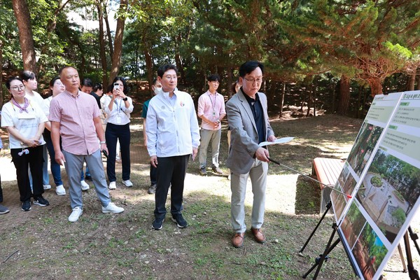 ▲ 이상일 용인특례시장이 동백3동 맨발길를 찾아 조성 현황을 보고받고 있다.