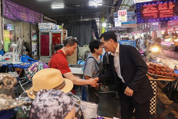 ▲ 지난해 추석 신영시장에서 상인에게 인사를 건네는 이기재 구청장.