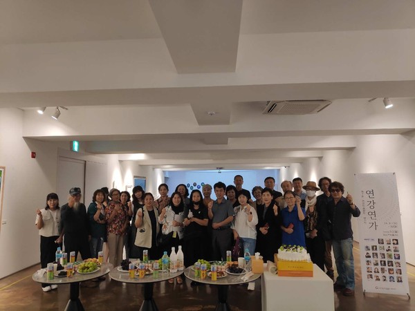 ▲ 연천군 연강갤러리 '제7회 연천미술협회 정기전' 참여자들이 기념촬영을 하고 있다.