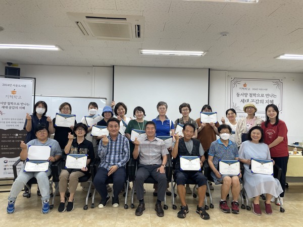 ▲ 계양구 서운도서관 ‘도서관 지혜학교’ 프로그램 참여자들이 기념촬영을 하고 있다.