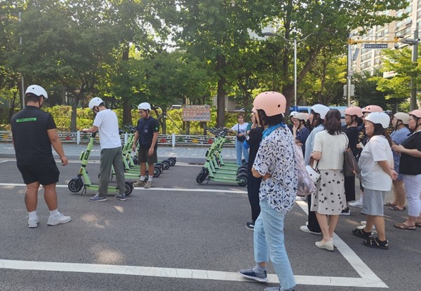 ▲ 미추홀구 승학초 학부모 대상 '전동킥보드 안전교육' 진행 모습.