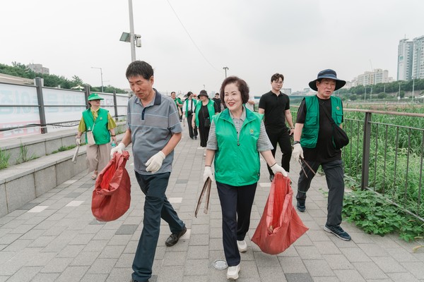 ▲ 생명운동실천 중랑천변 환경정화 활동하는 전은혜 의장.