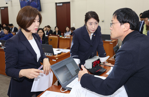▲ 대화 나누는 박주민-김미애-강선우. /뉴시스
