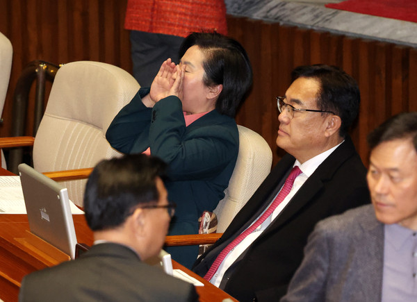 ▲ 김영선 국민의힘 의원이 25일 오후 서울 여의도 국회에서 열린 제412회국회(임시회) 제1차 본회의에서 김진표 국회의장의 강성희 진보당 의원 강제 퇴장 사태와 관련한 발언에 항의하고 있다. /뉴시스