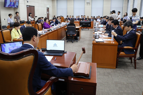 ▲ 5일 오전 서울 여의도 국회에서 열린 행정안전위원회 전체회의에서 신정훈 행정안전위원장이 의사봉을 두드리고 있다. /뉴시스