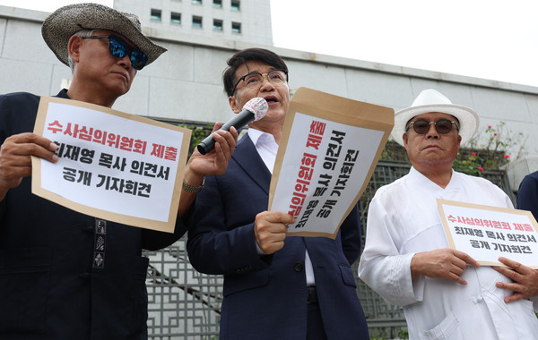 ▲ 최재영 목사가 5일 서울 서초구 대검찰청 앞에서 수사심의의원회에 제출할 의견서 공개 및 입장 발표 기자회견을 하고 있다. /뉴시스