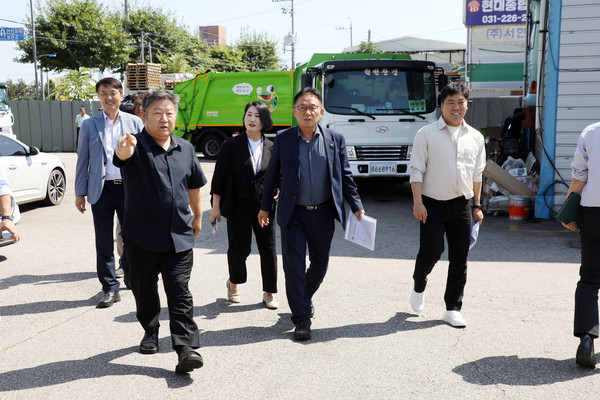 ▲ 수원특례시의회 도시환경위원회 생활폐기물 수집·운반 대행업체를 방문 모습.