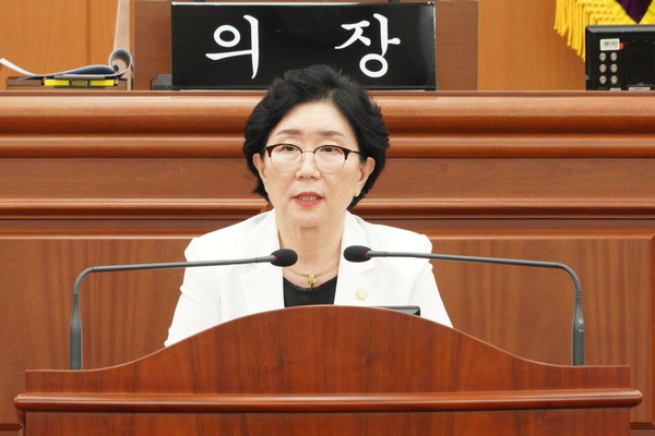 ▲ 당선소감하는 윤인숙 의장.