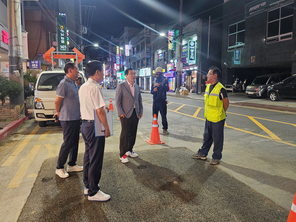 ▲ 신장시장 전선지중화 현장 찾아 공사 전반 점검하는 이현재 시장.
