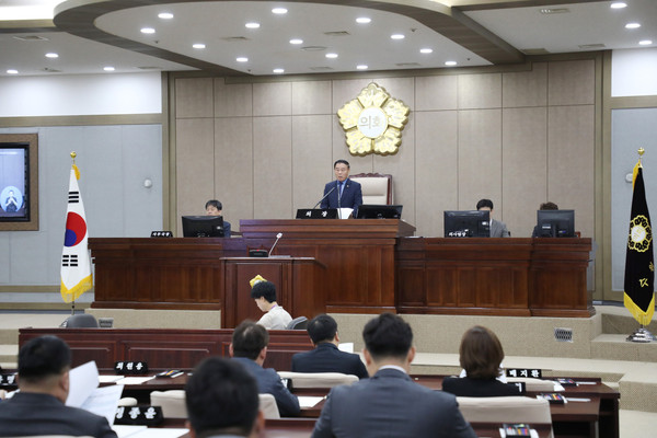 ▲ 수원특례시의회가 9월 6일 제385회 임시회 제2차 본회의를 열어 조례안, 동의안 등 11개 안건을 처리하고 이번 회기를 마무리했다.