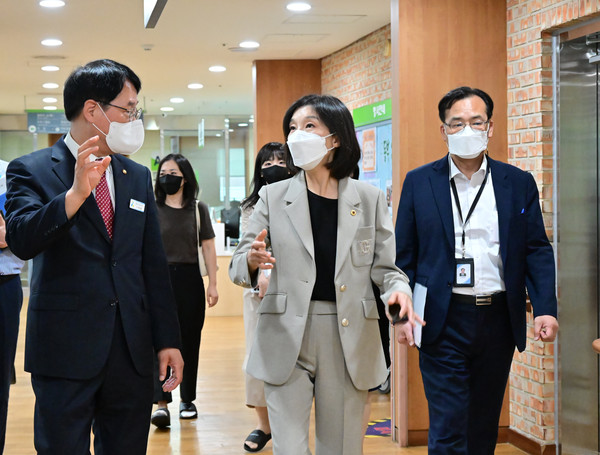 ▲ 시립동부노인전문요양센터 방문한 최호정 의장.
