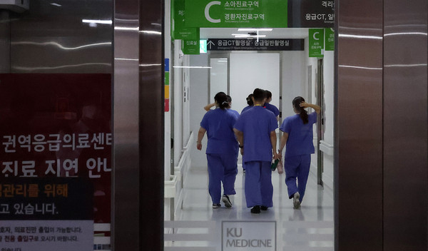 ▲ 서울 성북구 고려대학교 안암병원 권역응급의료센터에서 의료진이 이동하고 있다. /뉴시스
